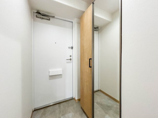 大容量のシューズボックスは、お出掛け前の身支度を確認できるミラー付き。シックなタイルが重厚感を与えてくれる玄関です。