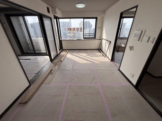 大きな窓からたっぷりと自然光が差し込む洋室です。バルコニーに面しており開放感を感じられます。室内はシンプルなデザインで様々なインテリアに馴染みやすいです。高層階ならではの眺望もポイントです。