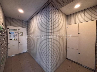 共用部には宅配ボックスが設置されていますので不在時でも荷物の受け取りが可能です。明るい照明がしっかりと設置されているため夜間でも安心してご利用いただけます。タイル貼りの内装が清潔感を演出しています。