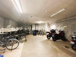 自転車やバイクをしっかりと保管できる共用スペースです。広々とした屋内タイプで天候の心配がありません。照明設備も整っており夜間でも利用しやすい環境です。出入口も広く駐輪しやすい造りです。