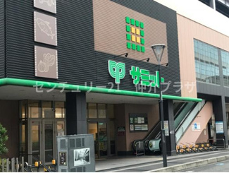 建物外観が整然としており店舗入口が利用しやすい立地にあります。施設内にはエスカレーターも設置されアクセスが快適です。周辺環境も落ち着いた雰囲気です。目立つサインがあり来訪者にも分かりやすいです。