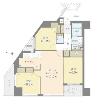 三つの洋室がそれぞれ異なる広さで配置され使い分けがしやすい間取りです。独立したキッチンスペースやリビングダイニングも広々としています。二面バルコニーがあり開放感があります。