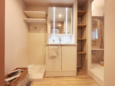 洗面台・洗面所は明るく清潔感のある空間です。大きな鏡と収納が備わっており日常の準備も快適に行えます。可動棚も配置されていて使い勝手に配慮されています。洗面化粧台のまわりもすっきりとまとめられています。