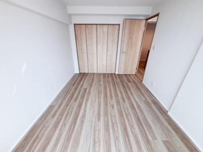 明るい色合いのフローリングが採用されており室内がすっきりとした印象です。壁面がシンプルなため家具のレイアウトも考えやすくなっています。収納スペースとして便利なクローゼットが設置されています。