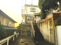 高台に位置しており静かな雰囲気が広がっています。