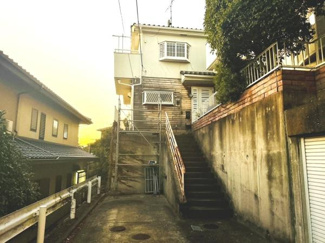 高台に位置しており静かな雰囲気が広がっています。