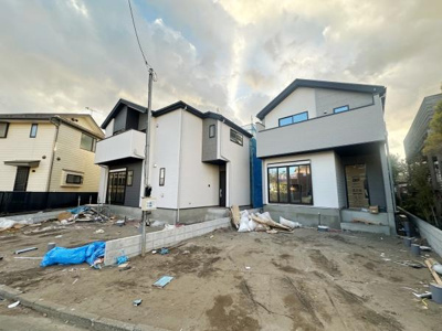 モダンな外観デザインが特徴です。敷地が広く駐車スペースとしても利用できます。明るい色合いの外壁が爽やかな印象を与えます。建物の配置にゆとりを感じられる物件です。