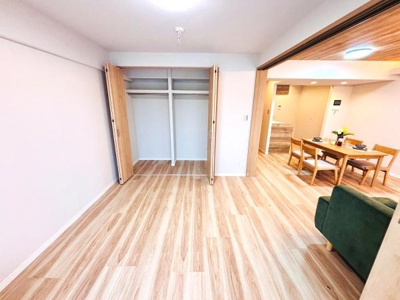 扉付きの収納スペースがありスッキリとした印象です。収納棚やハンガーパイプも備え付けられており多用途にお使いいただけます。室内全体が明るく広がりを感じる空間です。