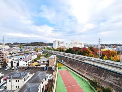 開放感のある現地からの眺望が広がります。遠くまで見渡せる視界が日々の気分転換に寄与します。四季折々の景色を楽しめることも特徴です。高台ならではの見晴らしを実感できます。周辺の街並みも一望できます。