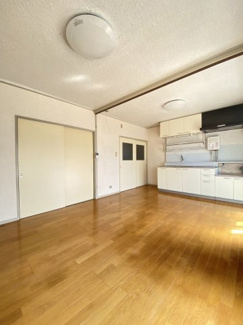 使い勝手の良い収納が豊富なキッチンです。お手入れしやすいレンジフードも搭載！お料理しやすいだけでなく、お手入れにもこだわったキッチンです。※一部家具消し加工をしております。
