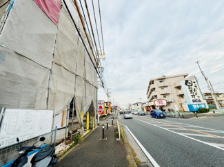 ゆったりとした幅の前面道路が特徴的です。道路沿いには多様な商業施設が並んでおり利便性に配慮された環境です。現地写真は周辺の様子も分かりやすく生活イメージがしやすい一枚です。