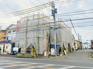 前面道路が幅広く車の出入りもスムーズに行えます。建築中の現地は周辺の住環境も確認しやすい位置にあります。近隣には商業施設も見受けられ利便性が感じられます。現地の様子を実際にご覧いただけます。
