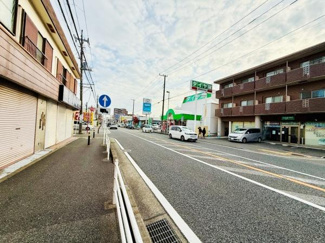 前面道路は広く見通しのよい環境が魅力です。歩道も整備されておりゆったりとした印象です。周辺には商業施設が点在しています。車や人の通行にも配慮された道路設計です。店舗や生活利便施設も近隣に見られます。