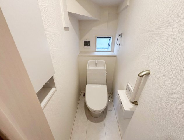 シンプルで使いやすい暖房・温水シャワー洗浄機能付きトイレは標準装備です！