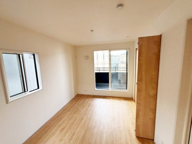 バルコニーに出られる洋室にはクローゼットが備付で収納力も充分！