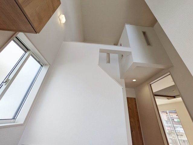 玄関の上部は吹抜けになっております