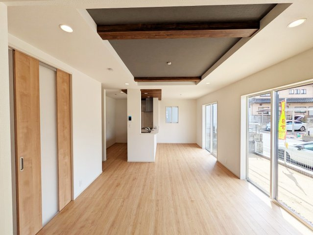 ご家族が集まるリビングダイニングは陽光あふれるあたたかなお部屋