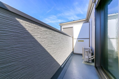 外からの目が気にならないバルコニーで洗濯物が干せます