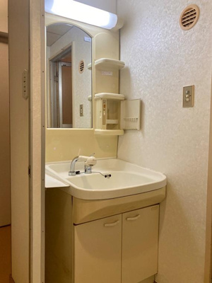 ゆったりとスペースのある洗面所