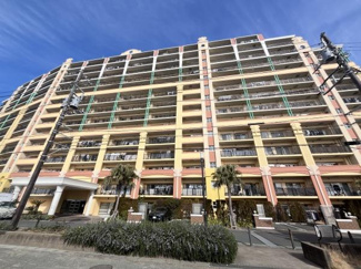 明るい色合いの外観が特徴的なマンションです。植栽が整えられており清潔感があります。エントランスも広々としておりゆとりを感じさせます。外壁のデザインが目を引きます。バルコニーも広めで開放感があります。