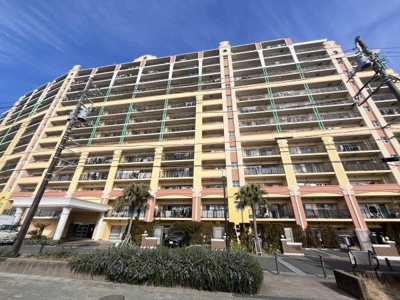 明るい色合いの外観が特徴的なマンションです。植栽が整えられており清潔感があります。エントランスも広々としておりゆとりを感じさせます。外壁のデザインが目を引きます。バルコニーも広めで開放感があります。