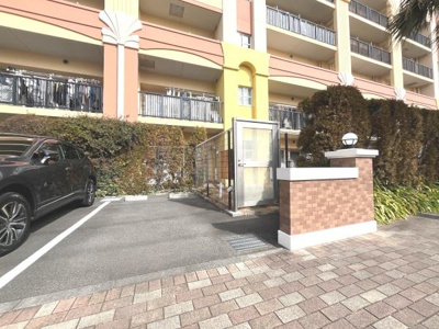 落ち着いた色合いの外観が特徴のマンションです。来客時にも便利な駐車スペースが確保されています。エントランス部分は清潔感が感じられ安心してご利用いただけます。