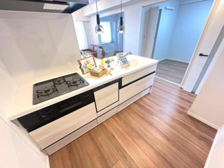 キッチンは明るい色合いの内装で全体的に清潔感があります。ワークトップが広めなので作業がしやすい印象です。収納スペースも多く整理整頓しやすそうです。見た目もシンプルで落ち着いたデザインとなっています。