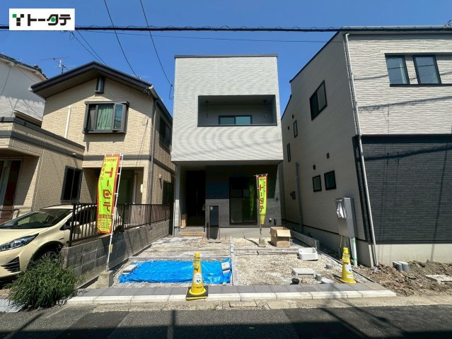 西側と南側の公道に面した開放的な角地風の敷地です。お車の出し入れもしやすく日当たりも良好な環境♪
