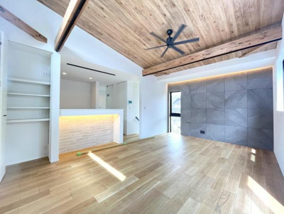 建築中の様子がしっかりと確認できます。周囲には新しい住宅が立ち並んでいます。基礎工事が進められており将来の完成が楽しみな現場です。日当たりも良好な印象です。