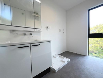 A棟は公道に面しており車の駐車スペースも確保されています。シンプルな区画配置で使いやすいデザインとなっています。土地形状も整っており建物の配置が分かりやすい図面です。