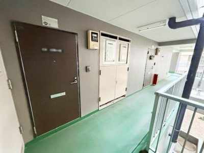 共用廊下は広々とした造りで移動がしやすいです。手すりも設置されており安全面に配慮されています。落ち着いた色調で清潔感があります。照明も設けられており夜間も安心です。玄関扉の前もゆとりがあります。