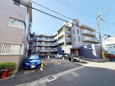 ゆとりのある駐車スペースが整備されています。外観がすっきりとした印象の建物です。日当たりも期待できる立地です。敷地内に複数台分の駐車場があります。安心感のあるエントランスが特徴です。