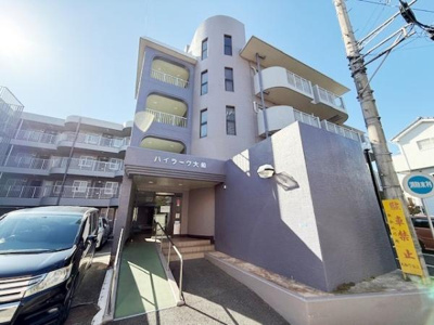 日当たりの良いエントランスが特徴です。ゆるやかなスロープが設置されていて幅広い方に配慮されています。敷地内駐車場も備わっています。外観はシンプルで扱いやすいデザインです。