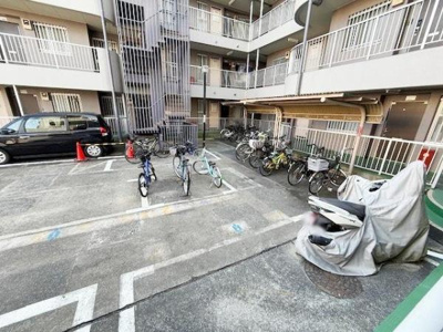 敷地内には駐輪スペースがあり自転車やバイクも安心して停められます。車の駐車スペースも確保されています。共用部も整理されていて住環境が整っています。屋根付きの一部スペースは雨の日の利用も便利です。