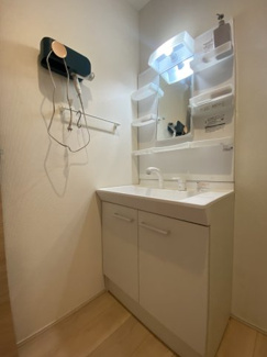 照明付き・収納棚もたっぷりついております。家族の歯ブラシや、髭剃り・化粧品もすっきり収納できます。