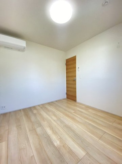 暮らしに馴染むナチュラルな洋室。シンプルで家具の配置もしやすい間取りになっております。