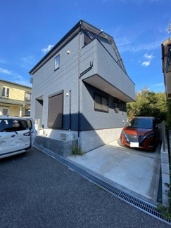 前面道路は公道4.5ｍございます。お車の出入りもスムーズに可能です。周辺に大きな建物もなく、風がさわやかに通り抜ける一戸建て住宅です。