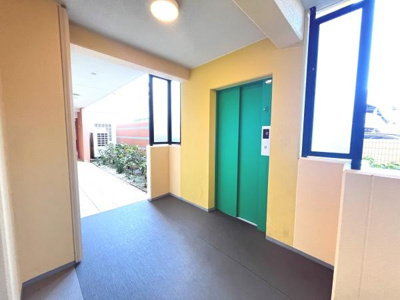 明るい色合いのエレベーターホールが印象的です。窓からの光が差し込み開放感のある空間となっています。共用部が清潔に保たれており安心してご利用いただけます。エントランスからのアクセスも便利です。