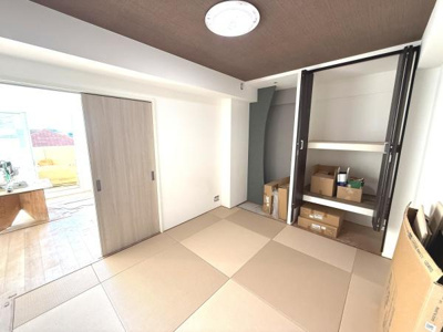 明るく開放感のある和室です。押し入れ収納も充実しており片付けがしやすい空間です。ナチュラルな色合いの畳が落ち着いた雰囲気を演出しています。引き戸でお部屋の使い勝手が向上しています。