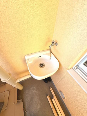 バルコニーに設置された水栓付きの洗い場が便利です。室外での作業やメンテナンスに活用いただけます。開放的なスペースが日常をサポートします。水道設備がバルコニーにあることで使い勝手が広がります。