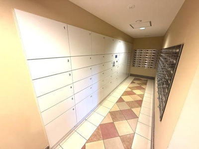 宅配ボックスが設置されており不在時でも荷物の受け取りが可能です。清潔感のあるスペースで使いやすい配置です。便利なメールボックスも充実しています。通路も広めで荷物の出し入れがしやすい環境です。