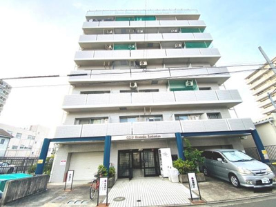 落ち着いた色合いの外観が特徴的です。駐車スペースも利用しやすい配置です。