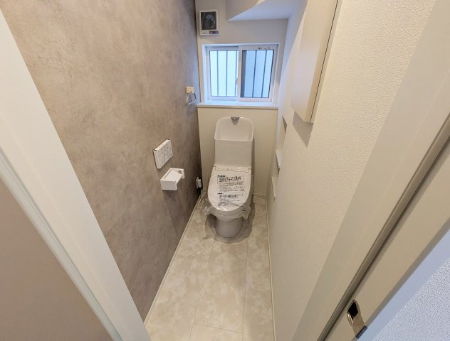 シンプルで使いやすい暖房・温水シャワー洗浄機能付きトイレは標準装備です！