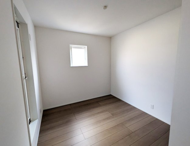 バルコニーに出られる洋室にはクローゼットが備付で収納力も充分！