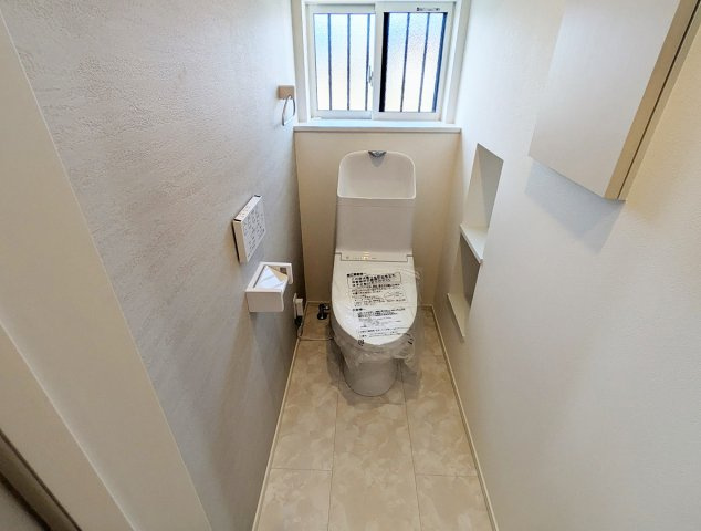 シンプルで使いやすい暖房・温水シャワー洗浄機能付きトイレは標準装備です！