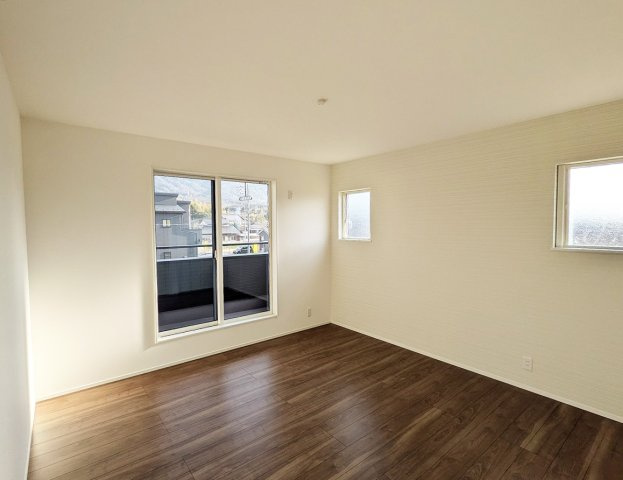 シンプルな洋室は、様々なインテリアに合わせやすいのが魅力です　