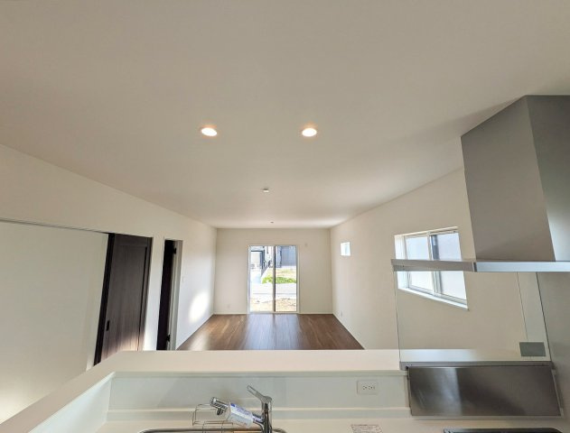 対面キッチンなので、調理や洗い物をしながらリビングダイニングを見渡せます。