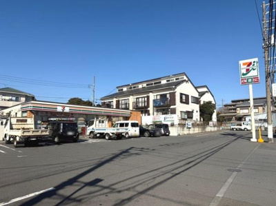 コンビニエンスストアがすぐ近くにあり日常の買い物に便利な環境です。駐車場も広々としており車での利用もしやすいです。周囲には住宅が建ち並び落ち着いた雰囲気が感じられます。青空が広がり開放感があります。