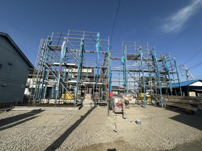 現地は前面道路にしっかりと面しており車の出入りがスムーズに行えます。明るい雰囲気の住宅地の一角に位置しています。周辺は静かな街並みが広がり落ち着いた印象を受けます。