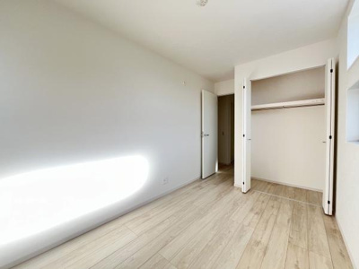 使いやすいクローゼットが設置されており収納スペースがしっかり確保されています。室内はシンプルで明るい雰囲気が広がっています。扉付きで整理整頓しやすいのが特長です。すっきりとした空間が印象的です。